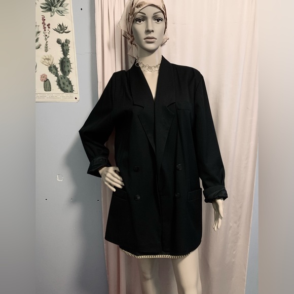 This retro miniskirt with gold chain hem detail~totally fashion forward style - Picture 9 of 12